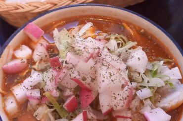 Pozole y tostada de res