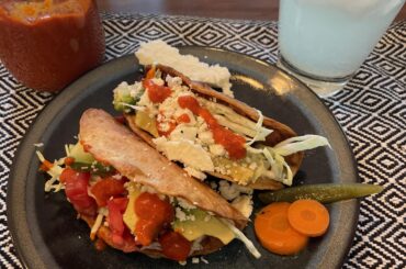 Tacos dorados de frijolitos con salsa de Arbol y Agua Fresca de limon.