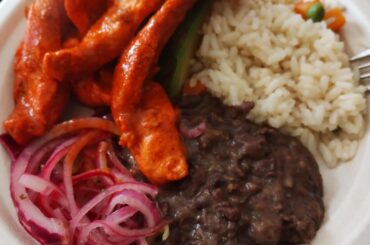 Fajitas de pollo en achiote y jugo de naranja con su cebolla con habanero arroz y frijolitos refritos...... Una delicia