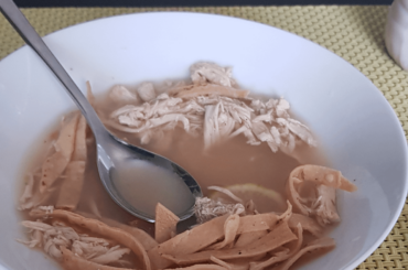 Sopa de lima, panucho de cochinita pibil y tamal horneado pibil