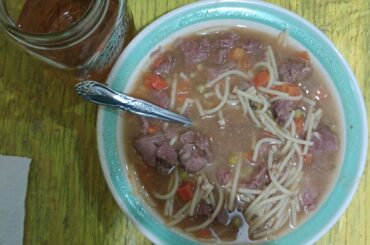 Cortadillo de res con fideos y verduras