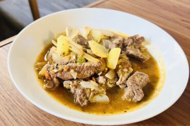 Carne en salsa roja con papas