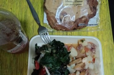 Papas con cortadillo de res recalentado, acelgas con tomate y cebolla y una semita
