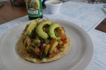 Tostada de ceviche de camaron pa' la calor