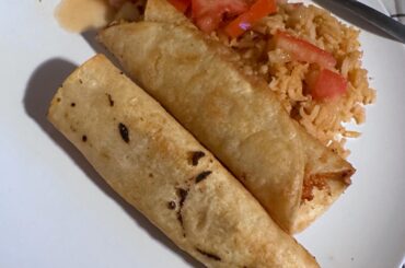 Taquitos de papas, arroz y frijoles con jitomates