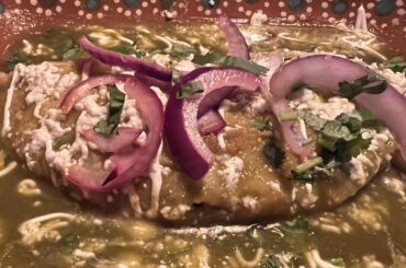 Quesadilla Frita de Barbacoa en Chile Verde
