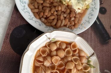 Sopa de conchas, frijoles y calabacitas a la mexicana