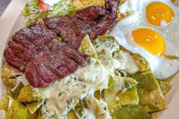 Desayuno de campeones: Carnita asada, chilaquiles, bebito estrellado, frijiolitos, arroz y su ensalada