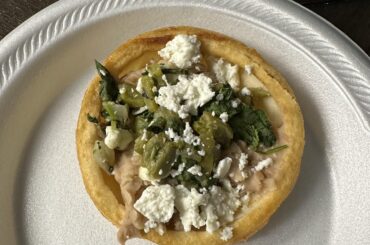 Sope de frijoles con nopales y queso cotija