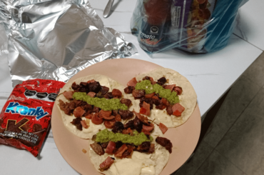 Taquitos de discada con asadero y salsa