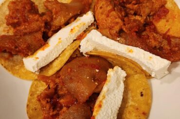Tacos de chicharron en salsa roja