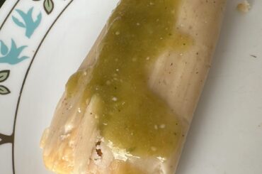 Tamal de rajas con queso y salsa verde