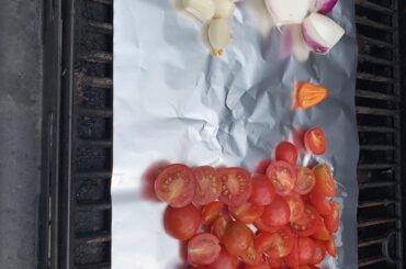 Freezing Salsa: Any of you snobs freeze ur salsas? I was thinking it might be good way to store some types like the roasted salsas.