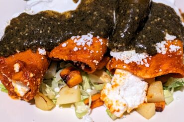 Enchiladas mineras con salsa verde tatemada.