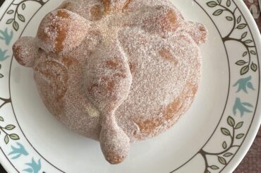 Pan de Muerto con un cafe con leche.