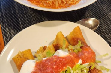 Como lo haria mi mama. Fideo and chicken flautas