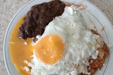 Chilaquiles rojos con huevo