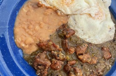 Huevos con guiso de puerco chile verde
