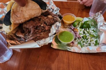 Un kilo de barbacoa y mi mujer pidio chilaquiles