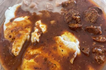 Huevos,frijoles, y un guiso de chorizo con chile rojo