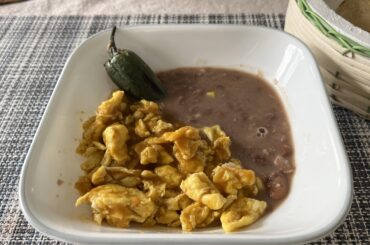 Frijolitos con huevo para el almuerzo!