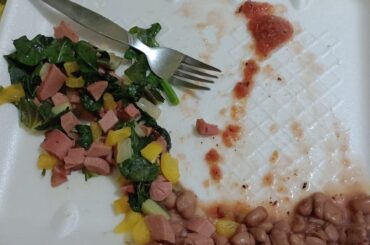 salchichitas con verduras y salsa de chiles asados