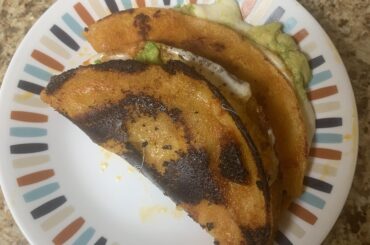 Quesadilla con aguacate y chipotle