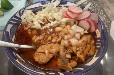 Pozole rojo de pollo