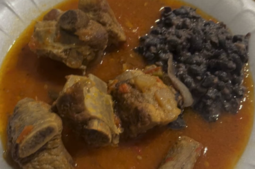 Costillas de puerco con frijoles negros
