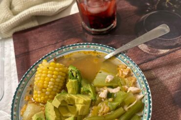 Caldo de pollo y agua de Jamaica