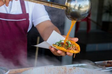 Taquito de birria dorado con caldito - Playas de Tijuana