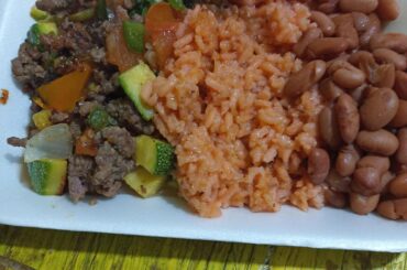 Picadillito con verduras arrocito y frijoles