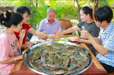 Mommy Sros cook blue crab for yummy recipe, stir fry black pepper, boil coconut juice | Sros Family