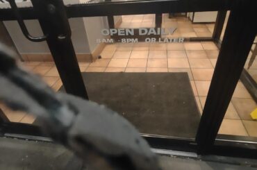 This Taco Bell lies about thire dining room hours