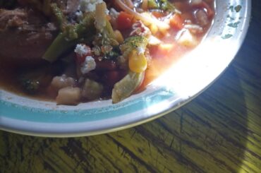 Caldito de pollo con verduritas y quesito