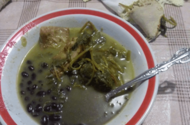 Verdolagas con carne de puerco en salsa verde con frijoles negros.