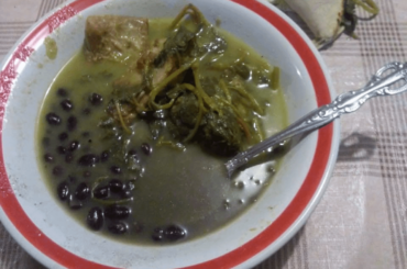 Verdolagas en salsa verde con frijoles.