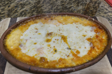 Queso fundido con chorizo.