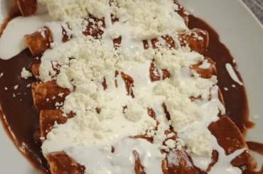 Enchiladitas caseras con mole de chocolate crema y queso.