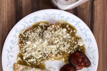 Huevo, chilaquiles verdes, chorizo, y liquado. Feliz Domingo!