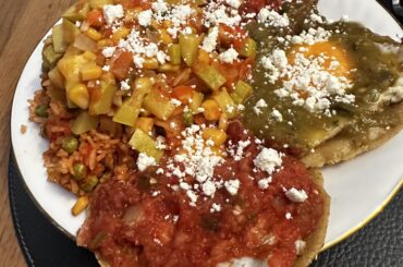 Huevos Divorciados con Arroz Rojo y Calabacin