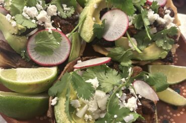 Sopes de asada con arroz y frijoles