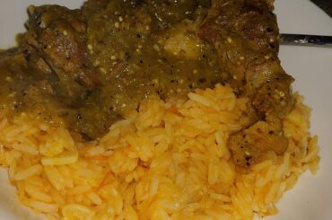 Costillas en Chile verde con arroz