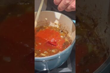 Cincinnati chili: chocolate, cinnamon, spaghetti and oyster crackers! #cincinnati #chilirecipe