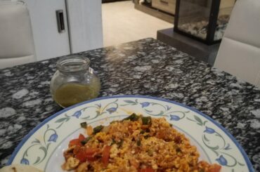 Huevo con chorizo y chile, tomate y cebolla