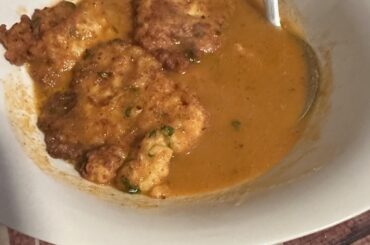 Tortitas de coliflor en sopita de tomate con frijoles