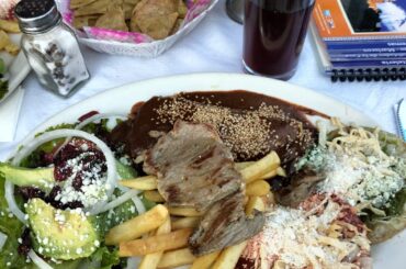 Mole, picaditas, carne, papas. De todo