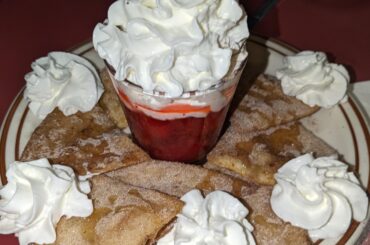 Sopapilla de tortilla con salsa fresa