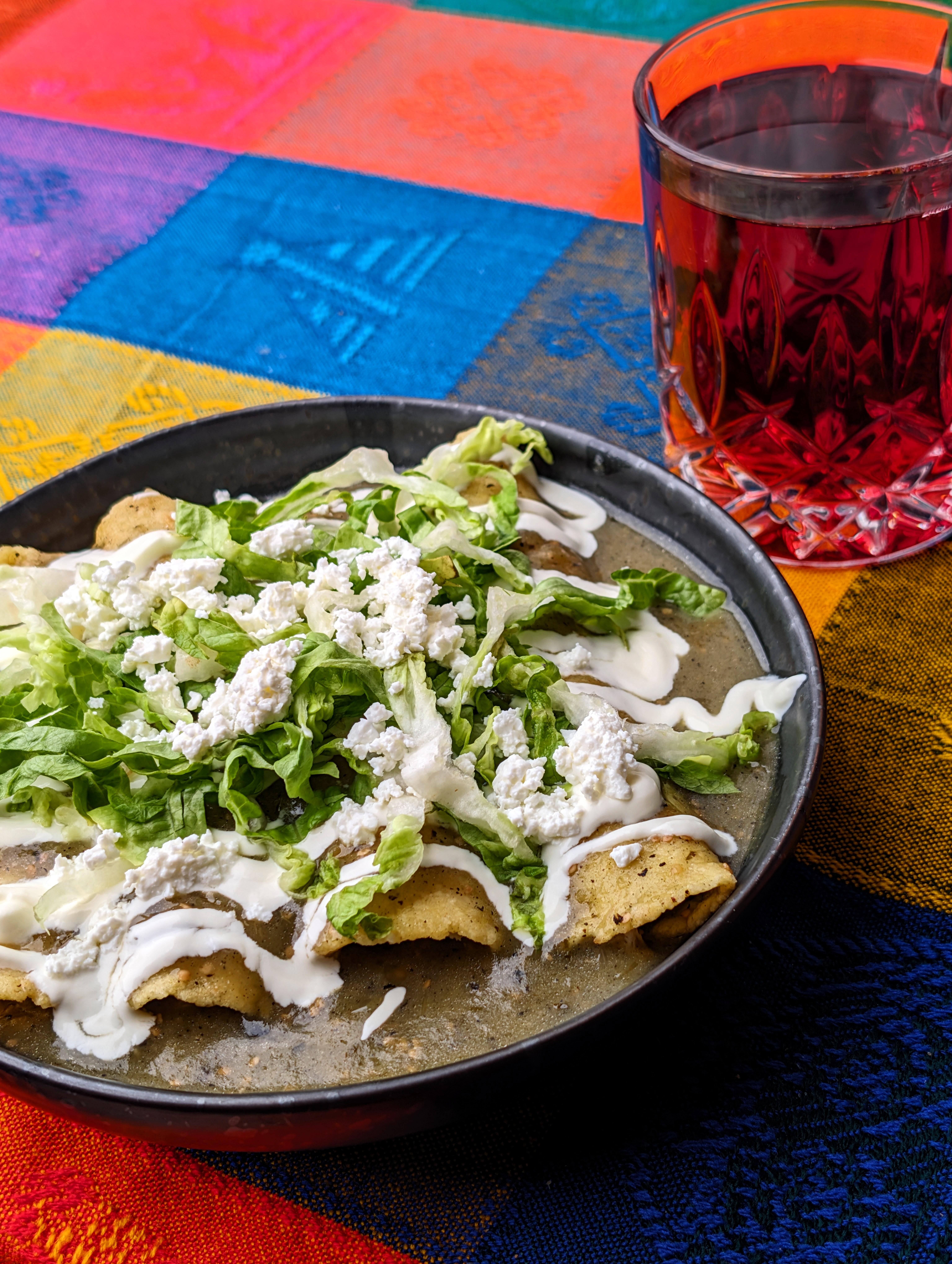 Enchiladas verdes y agua de jamaica