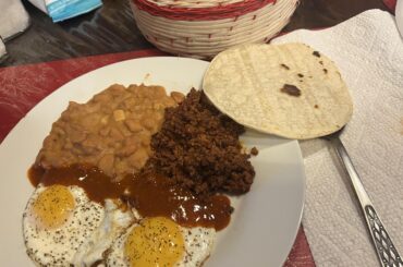 Huevos, chorizo y frijoles y salsa roja.
